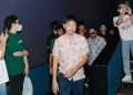 Thái Hòa mặc giản dị đi Cinetour, sốc khi có nhiều người đòi làm con