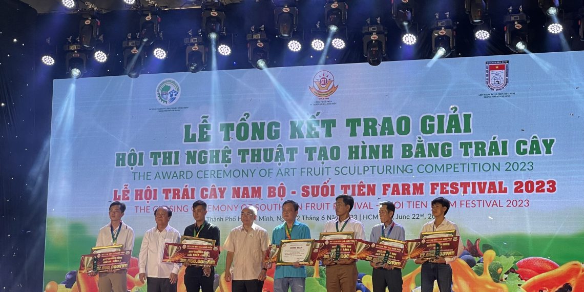Người dân thích thú chiêm ngưỡng những tác phẩm được tạo hình bằng trái cây