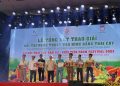 Người dân thích thú chiêm ngưỡng những tác phẩm được tạo hình bằng trái cây