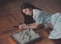 Sau loạt teaser nhiều ngôn ngữ và đánh đố fan, GREY D là ca sĩ kết hợp cùng Suni Hạ Linh trong MV mới