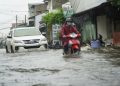 Mưa dai dẳng ở TPHCM khiến đường ngập sâu, xe chết máy hàng loạt
