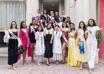 Bác sĩ Bích Na – Healthcare Director Miss Cosmo 2024 giao lưu cùng các thí sinh, vui vẻ chia sẻ tips làm đẹp