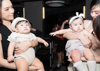 Sam lần đầu đưa 2 bé sinh, ủng hộ bà con vùng bão lũ trong ngày khai trương nhà hàng