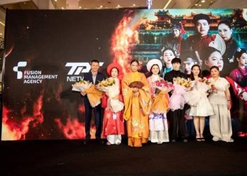 Thảm đỏ ngợp trời sao của phim Phạm Thoại: Hồ Ngọc Hà – Hương Giang chiếm spotlight