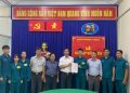 Đảng viên trẻ viết đơn tình nguyện nhập ngũ