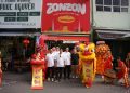 Người dân xếp hàng mua Bánh mì ZonZon ngày đầu khai trương