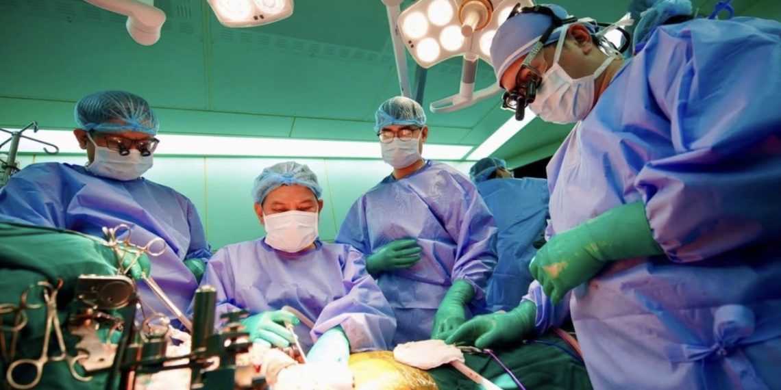 Hơn 200 y, bác sĩ thực hiện lấy, ghép đa tạng xuyên đêm giáp Tết