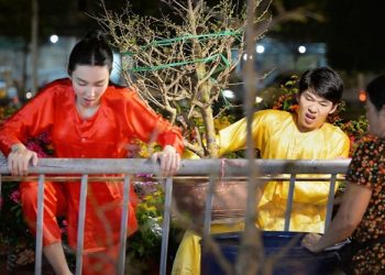Thùy Tiên, Quang Trung trải nghiệm bán hoa tết, sốt ruột vì ế ẩm