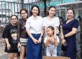 Trà Ngọc Hằng và con gái Sophia đi từ thiện