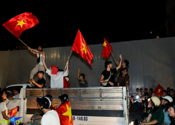 Dòng người ‘đi bão’ mừng tuyển Việt Nam vô địch U23 Đông Nam Á
