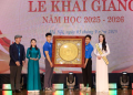 Hoa hậu Trâm Anh xúc động khi về thăm trường