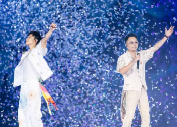 Tiếp tục “giữ chuỗi” đặc sản concert, 4 cặp cầu hôn trong ca khúc đám cưới của Hoàng Dũng trước gần 10000 người