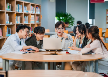 Khi AI có thể làm gần mọi thứ, giáo dục đại học cần giúp người trẻ trở thành ai?