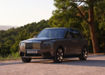 Rolls-Royce mang trải nghiệm mùa hè trở lại Saint-Tropez cùng Spectre Series II
