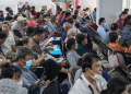 Chen chúc từ rạng sáng chờ khám tại Bệnh viện Chợ Rẫy