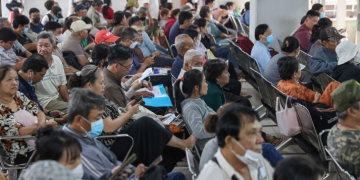 Chen chúc từ rạng sáng chờ khám tại Bệnh viện Chợ Rẫy